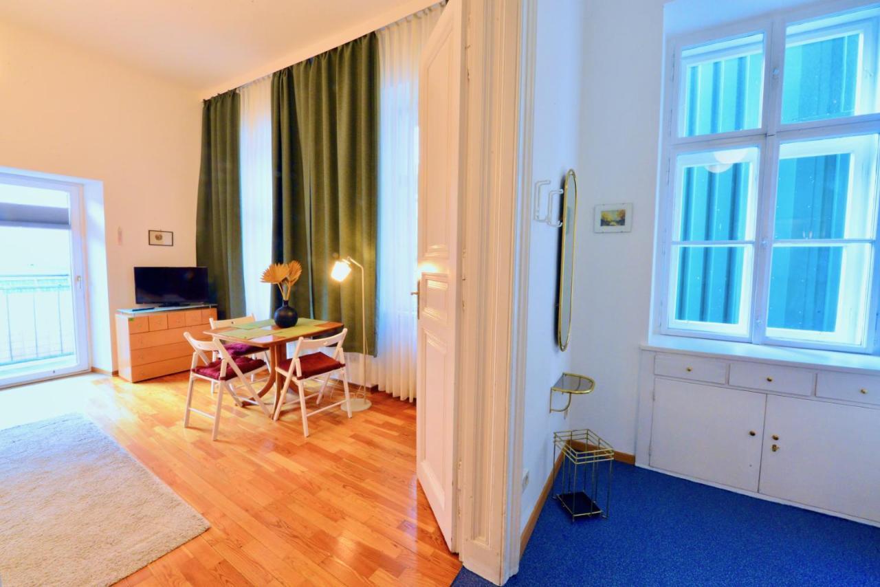 Charming With Balcony In Hip & Trendy Margareten Apartament